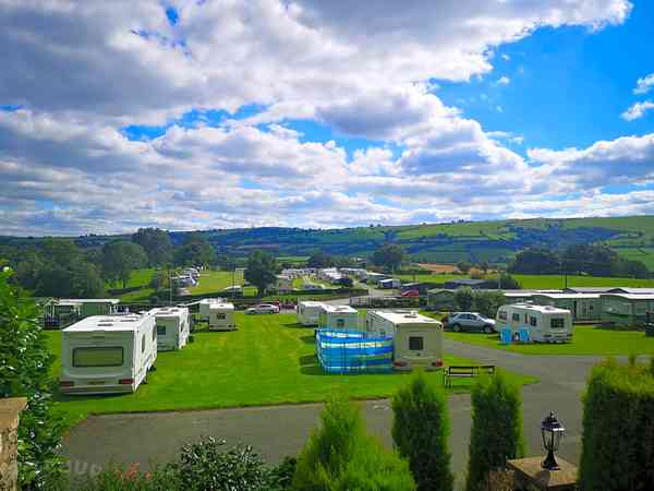 Piazzola roulotte/camper su erba con elettricità