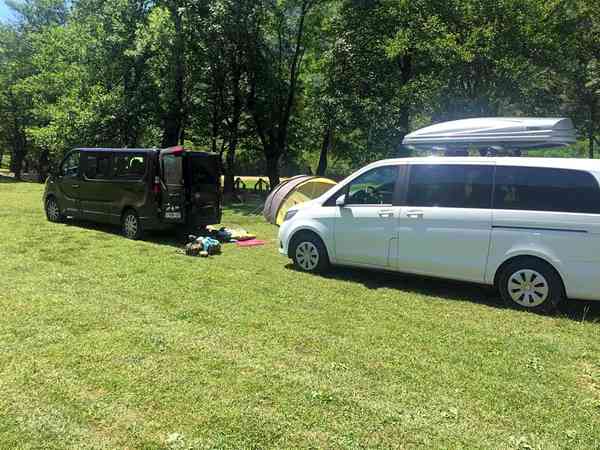 Emplacement pour autocaravane sur herbe et sur sol en terre avec électricité optionnelle