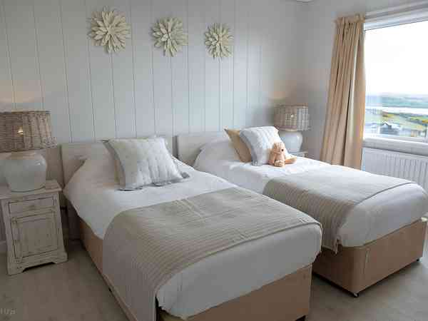 Hillside 2 bedroom cottage / chalet / bungalow (no pets)