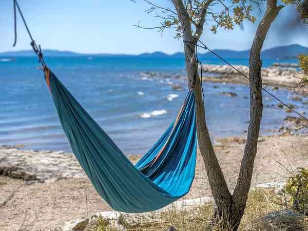 Emplacement sur herbe et sur sol en terre avec électricité (vue sur mer, premium)