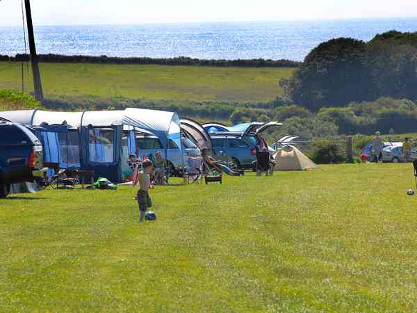 Emplacement pour tente, pour caravane pliante ou camping-car sur herbe sans électricité