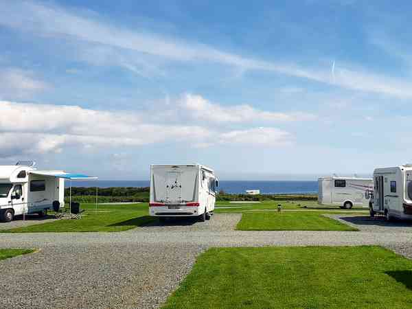 Emplacement pour camping-car sur sol dur et herbe avec électricité