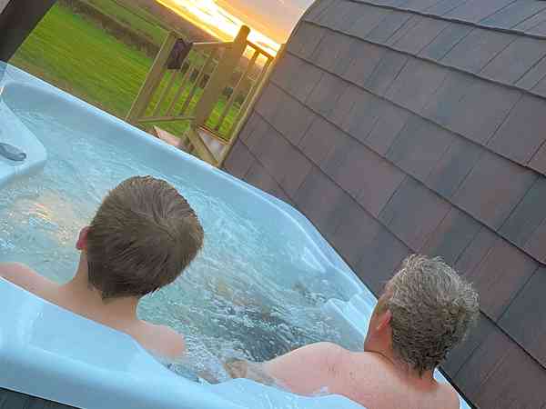 Electric Hot tub, seats 4 with fabulous views and great sunsets. Electric Hot tub, seats 4 with fabulous views and great sunsets.