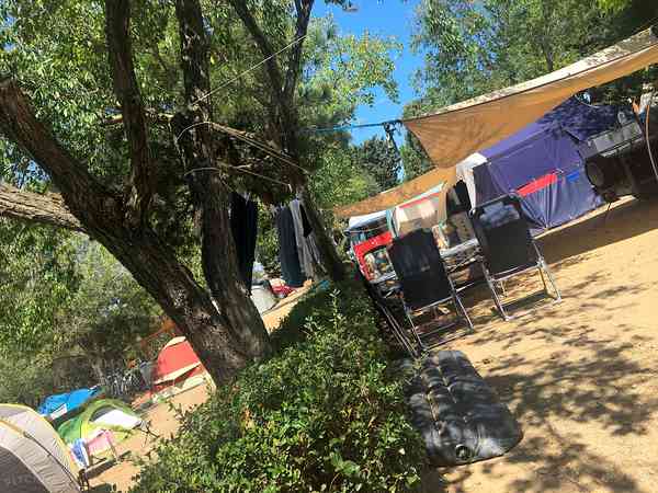Θέση για τροχόσπιτο σε σταθερή επιφάνεια με ρεύμα