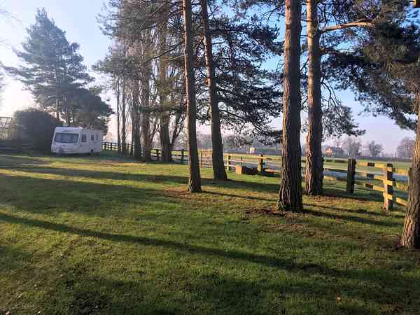 Emplacement sur herbe avec électricité (2 adultes et 2 enfants)
