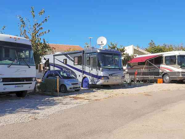 Op grind staplaats voor camper volledig uitgerust