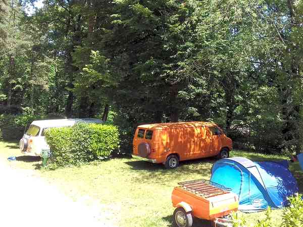 Emplacement sur herbe avec électricité