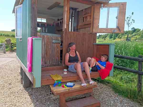 Space outside to dangle your legs with a coffee or wine, ready for chatting Space outside to dangle your legs with a coffee or wine, ready for chatting