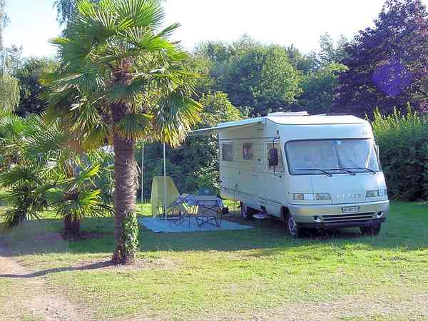 Areal til autocamper med græs med vand, el og afløb (komfort)