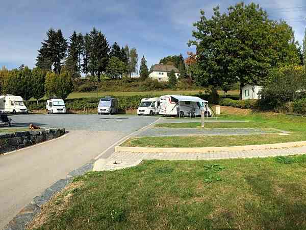 Plass på hardt underlag og gressplen , med strøm