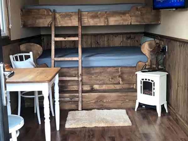 Shepherd's hut (no pets, premium)