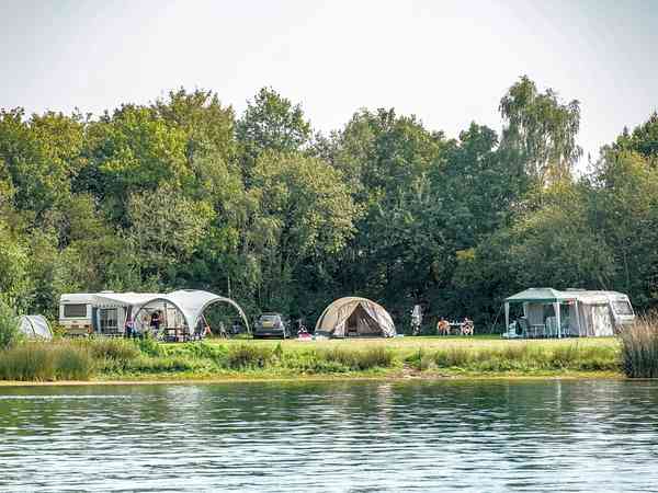 Op gras staplaats volledig uitgerust (aan het water, comfortabel)