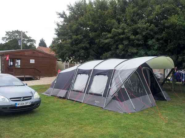 Emplacement pour tente ou pour caravane pliante sur herbe avec électricité