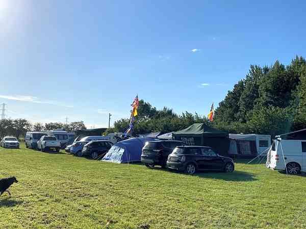 Emplacement sur herbe avec électricité (2 adultes et 2 enfants)