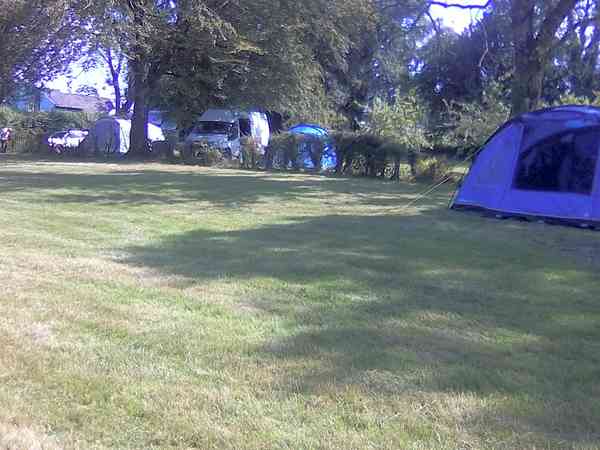 Emplacement pour tente ou pour caravane pliante sur herbe sans électricité