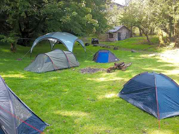 Parcel·la de gespa i terra dur sense electricitat per a tenda de campanya, per a remolc tenda o càmper