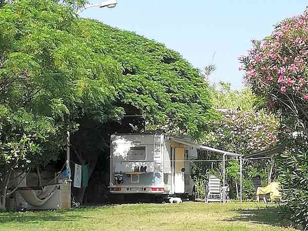 Piazzola roulotte/camper su erba completamente attrezzata