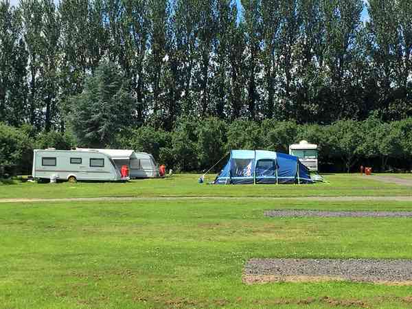 Emplacement pour tente ou pour caravane pliante sur herbe sans électricité