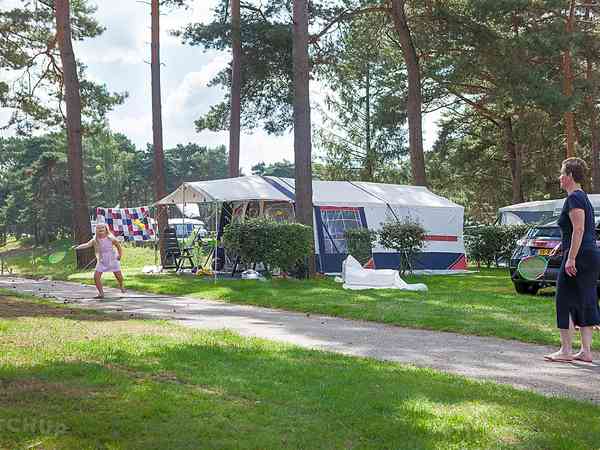 Op gras staplaats volledig uitgerust