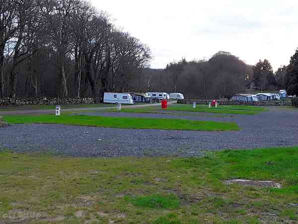 Plass for campingvogn på hardt underlag og gressplen full service