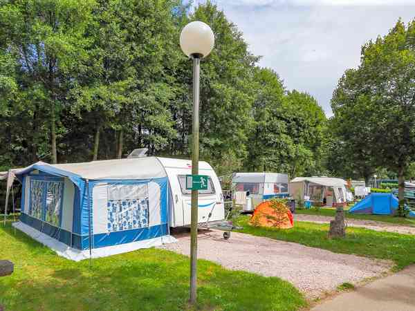 Staplaats op gras en aarde , elektriciteit optioneel
