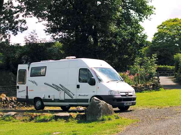 Staplaats voor caravan en camper op harde ondergrond volledig uitgerust