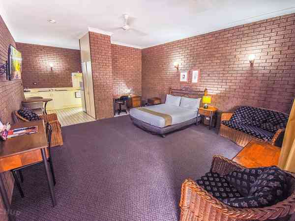 Executive hotel or motel (no pets)