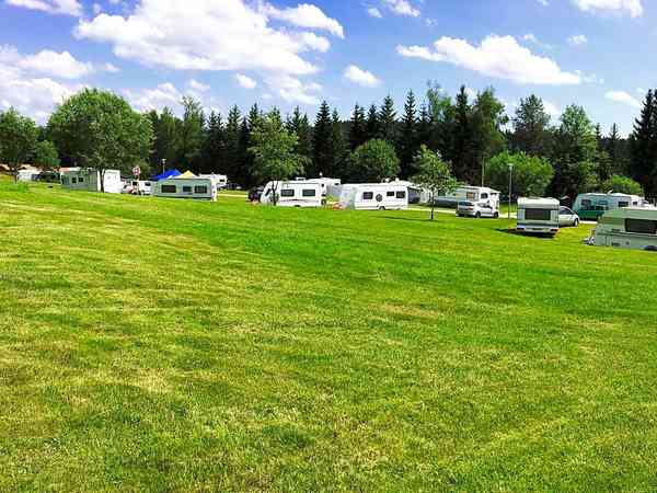 Emplacement pour véhicule de tourisme sur herbe avec électricité optionnelle