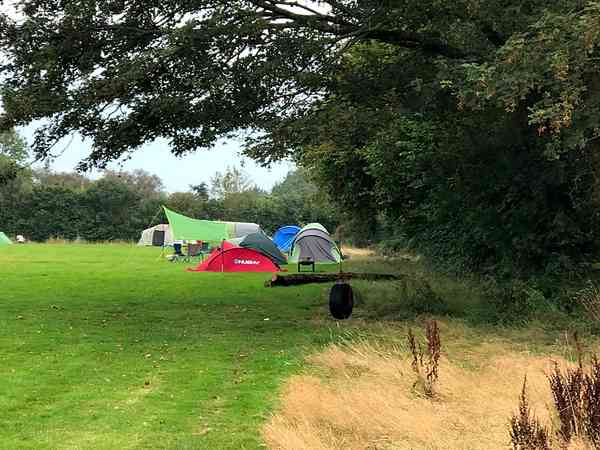 Emplacement pour tente ou pour caravane pliante sur herbe sans électricité