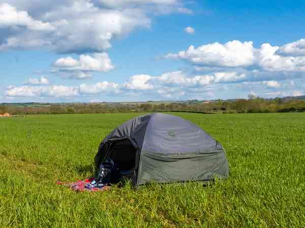 Emplacement pour tente sur herbe et sur sol en terre sans électricité