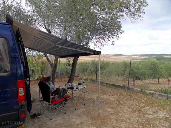 Emplacement pour tente, pour caravane pliante ou pour caravane sur sol en terre avec électricité optionnelle