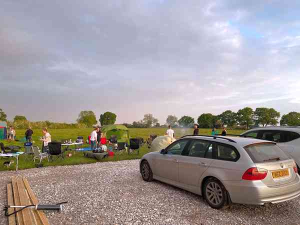 Emplacement pour caravane pliante ou pour camping-car sur herbe et gravier sans électricité