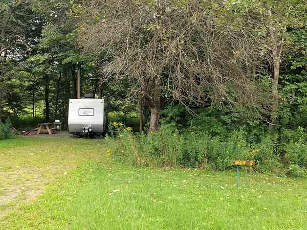 Grasbewachsener und kiesbedeckter Wohnwagen-Stellplatz mit Stromanschluss (Rückwärtsgang erforderlich)
