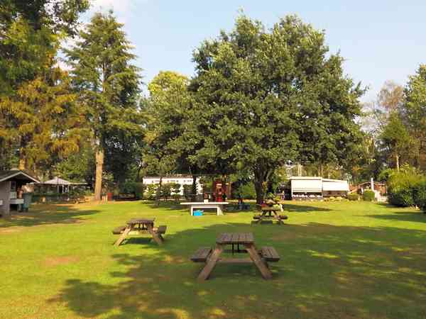 Emplacement sur herbe avec électricité