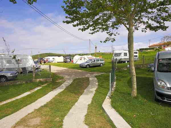 Emplacement sur herbe avec électricité (branchement d'eau, confort)
