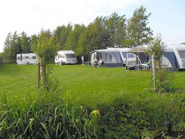 Op gras en grind staplaats voor caravan en/of camper , met elektriciteit