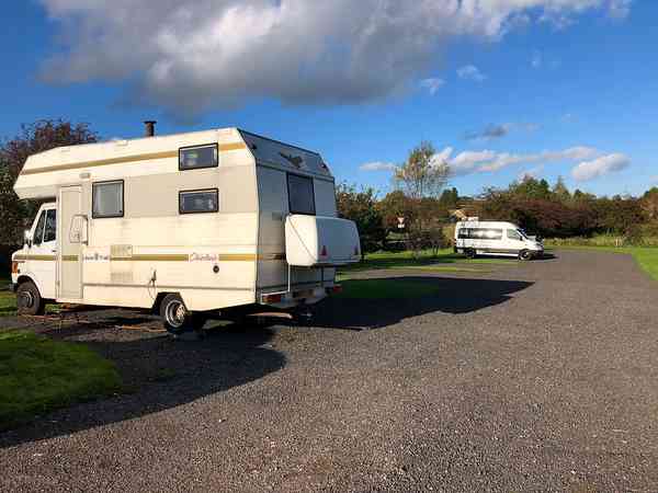 Staplaats voor caravan en camper op harde ondergrond , met elektriciteit