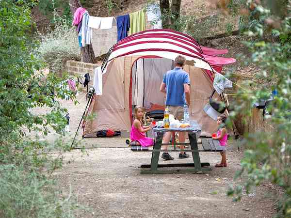 Non-electric gravel and earth tent pitch
