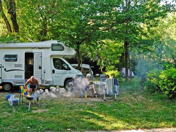 Piazzola su terreno misto completamente attrezzata (XL)