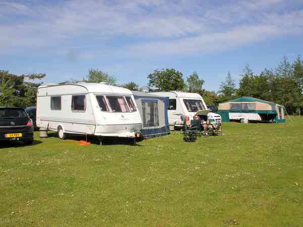 Fully-serviced gravel caravan site