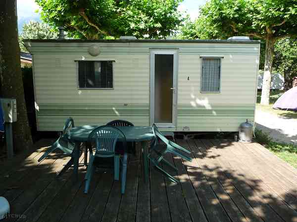 2 bedroom static caravan (no private bathroom amenities)