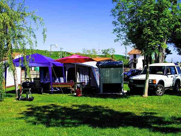 Emplacement pour autocaravane sur herbe avec électricité optionnelle