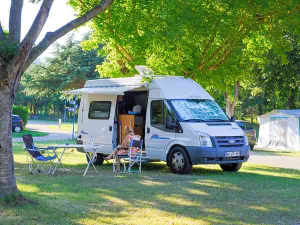 Emplacement pour véhicule de tourisme sur herbe avec électricité