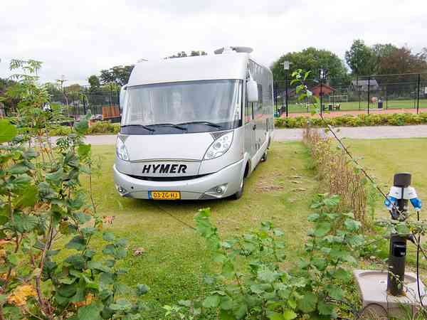 Staplaats voor camper op gras , met elektriciteit