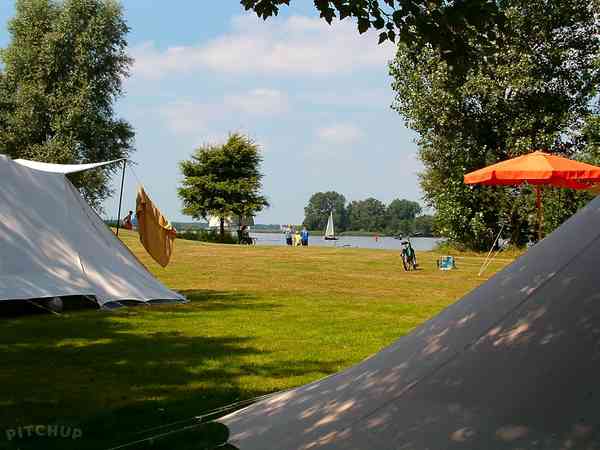 Staplaats voor een tent op gras , elektriciteit optioneel