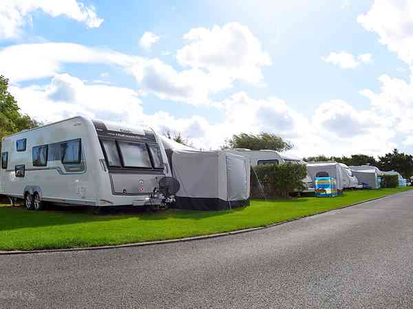 Emplacement pour véhicule de tourisme sur herbe avec électricité