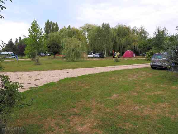 Emplacement sur herbe avec électricité optionnelle