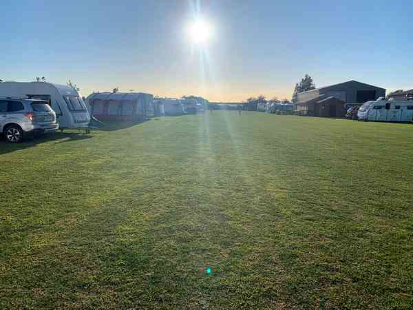 Emplacement pour véhicule de tourisme sur herbe avec électricité