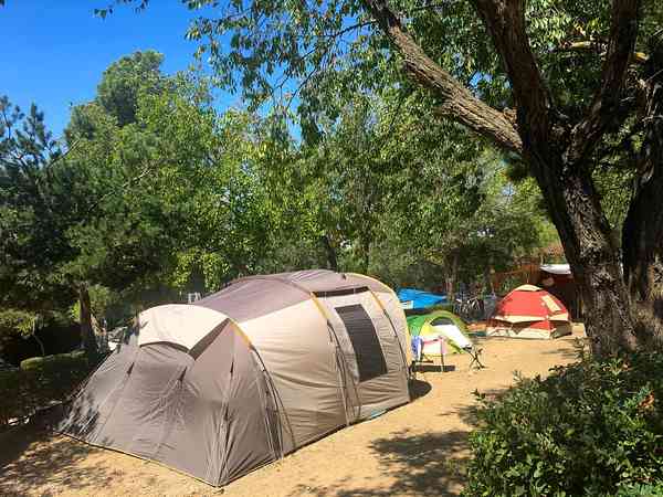 Θέση για σκηνή, για τροχοσκηνή ή αυτοκινούμενο τροχόσπιτο σε γρασίδι και χώμα με ρεύμα