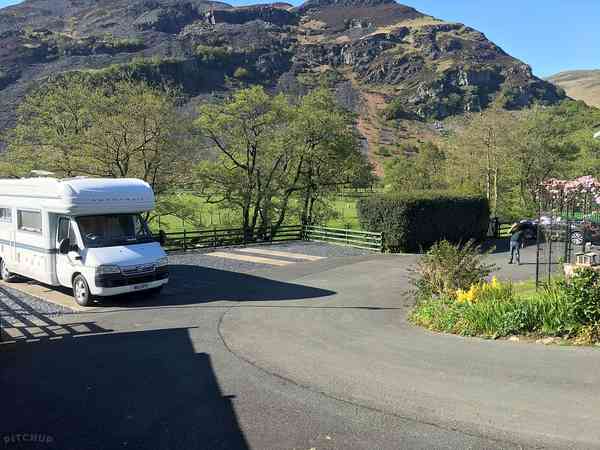 Parcel·la de terra dur amb electricitat per a autocaravana